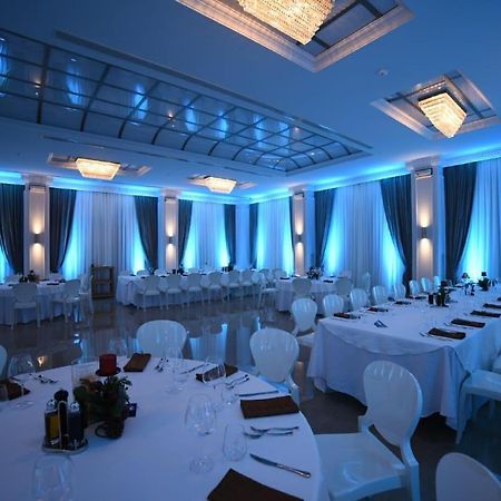 Hotel Villa Pascucci Durrës Esterno foto The ballroom