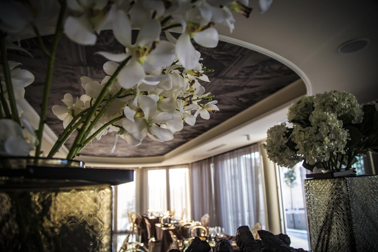 Hotel Villa Pascucci Durrës Esterno foto The interior of the restaurant