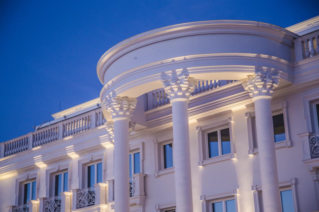 Hotel Villa Pascucci Durrës Esterno foto The hotel at night