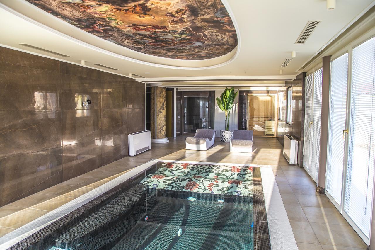 Hotel Villa Pascucci Durrës Esterno foto The spa at The Dorchester