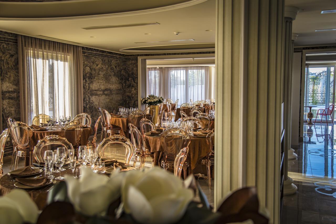 Hotel Villa Pascucci Durrës Esterno foto The interior of the restaurant