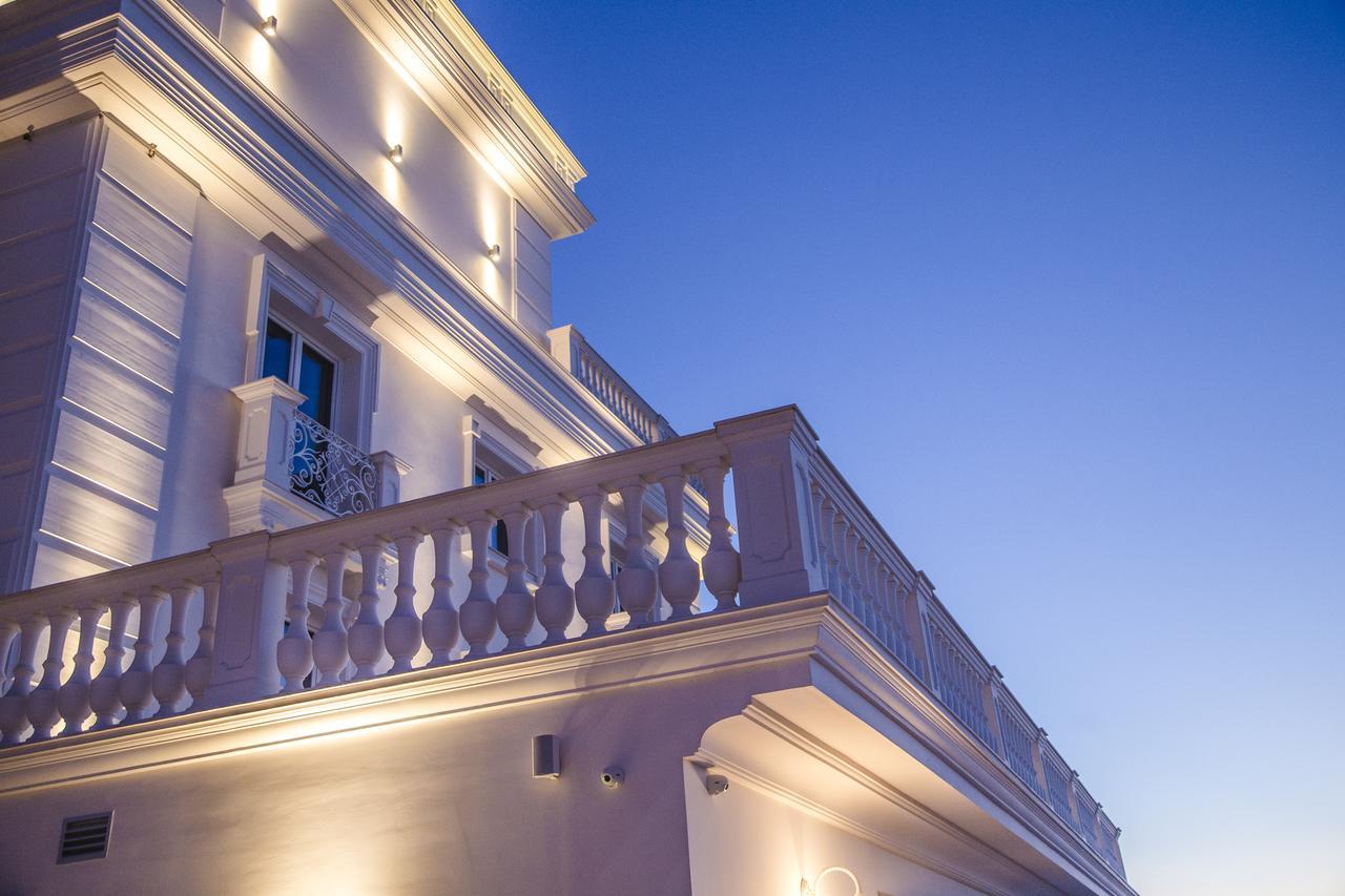 Hotel Villa Pascucci Durrës Esterno foto The hotel at night