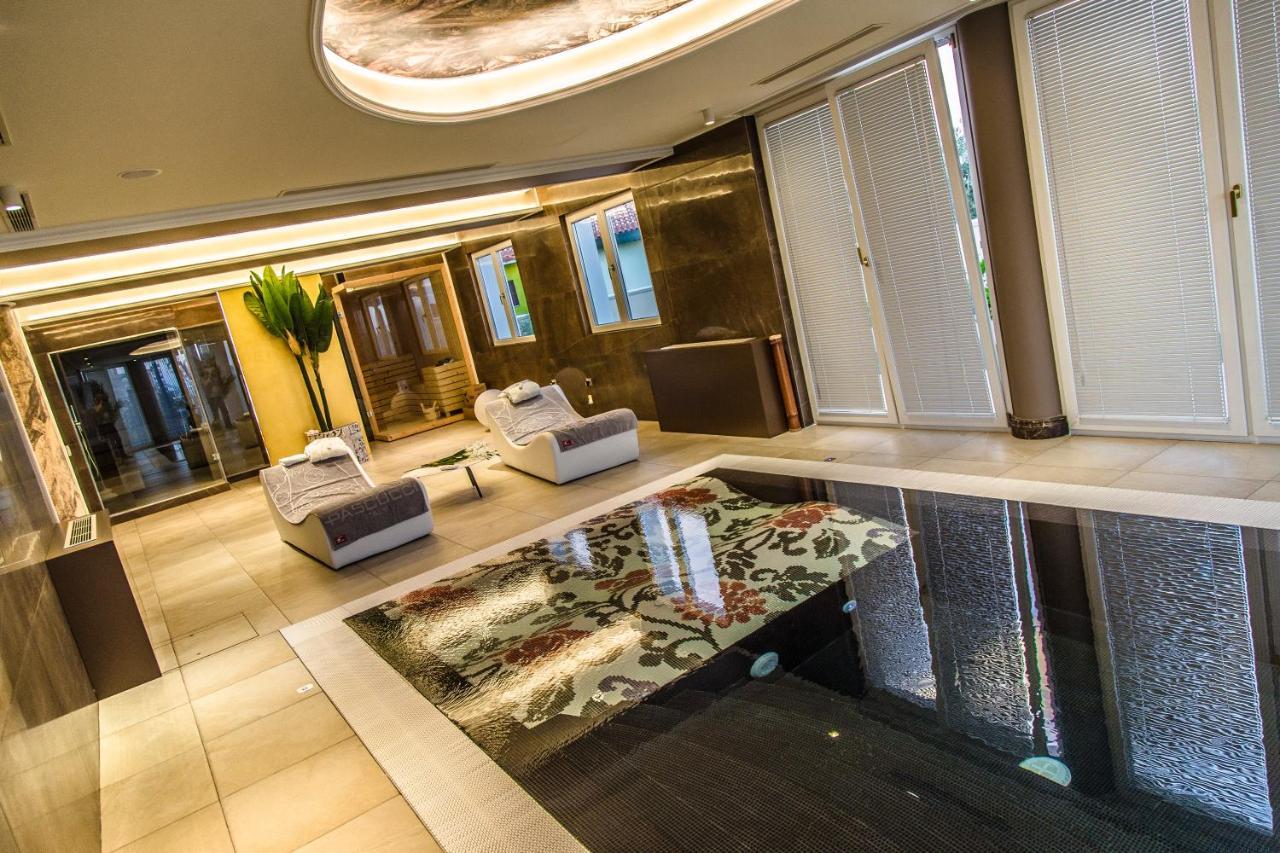Hotel Villa Pascucci Durrës Esterno foto The lobby of the hotel