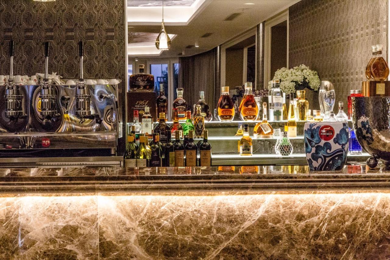 Hotel Villa Pascucci Durrës Esterno foto The bar at the lobby